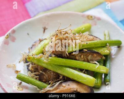 Koreanisches Essen gebratenen Pilzen und Sardellen Stockfoto