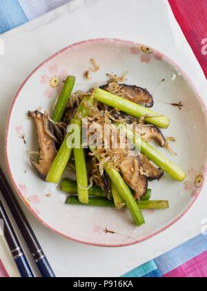 Koreanisches Essen gebratenen Pilzen und Sardellen Stockfoto