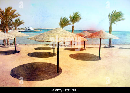 Foto von einem Makro retro Strand mit Sonnenschirmen und Palmen auf das Meer Stockfoto