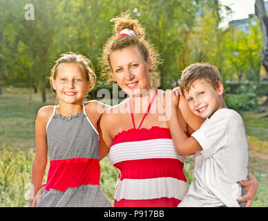 Glückliche Familie entspannen im Sommer Park Stockfoto