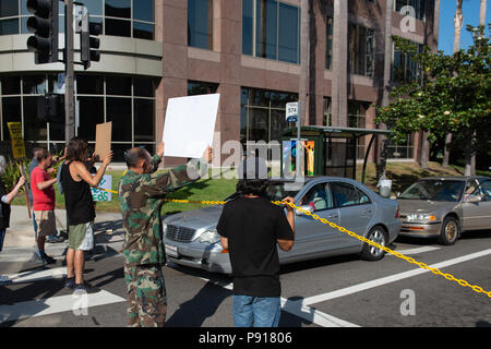 Los Angeles, USA. 13 Juli, 2018 - Demonstranten blockieren Straße, während protestieren Eis und private Auftragnehmer der GEO-Gruppe in Los Angeles, USA. Kredit: Kredite: Aydin Aydin Palabiyikoglu Palabiyikoglu/Alamy leben Nachrichten Stockfoto