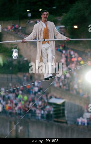 Sunderland, England, 13. Juli 2018. Chris Bullzini zu Fuß über den Fluss auf einer schrägen High Wire Verschleiß, Teil der Leistung Cirque des Bijou "portolan". Credit: Colin Edwards/Alamy Leben Nachrichten. Stockfoto