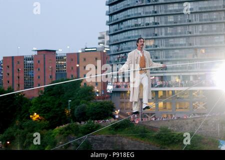 Sunderland, England, 13. Juli 2018. Chris Bullzini zu Fuß über den Fluss auf einer schrägen High Wire Verschleiß, Teil der Leistung Cirque des Bijou "portolan". Credit: Colin Edwards/Alamy Leben Nachrichten. Stockfoto