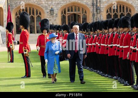 London, UK, 13. Juli 2018. Us-Präsident Donald Trump Bewertungen die Ehrengarde mit Queen Elizabeth II. auf Schloss Windsor Juli 13, 2018 Windsor in England. Credit: Planetpix/Alamy leben Nachrichten Stockfoto