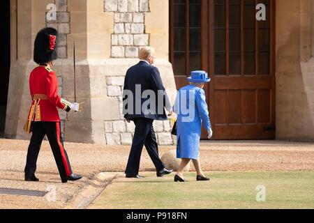 London, UK, 13. Juli 2018. Us-Präsident Donald Trump Bewertungen die Ehrengarde mit Queen Elizabeth II. auf Schloss Windsor Juli 13, 2018 Windsor in England. Credit: Planetpix/Alamy leben Nachrichten Stockfoto