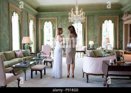 London, UK, 13. Juli 2018. Us-First Lady Melania Trump, rechts, mit Suzanne Ircha, Ehefrau des Amerikanischen Botschafters in das Vereinigte Königreich an Winfield House Juli 12, 2018 in London, England. Credit: Planetpix/Alamy leben Nachrichten Stockfoto