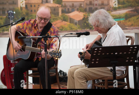 Oxfordshire, UK, 13. Juli 2018. Große Tew Oxfordshire Cornbury Festival... Albert Lee & Peter Asher durchführen auf der Kaffee Nero Bühne zu Beginn dieses Jahre Cornbury Festival... Credit: charlie Bryan/Alamy leben Nachrichten Stockfoto