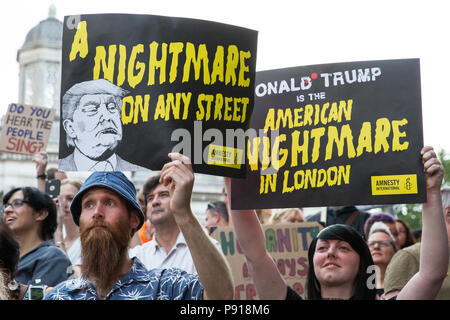 London, Großbritannien. 13. Juli 2018. Über 100.000 Menschen besuchen die Gemeinsam gegen Trumpf nationale Demonstration Kundgebung in Trafalgar Square aus Protest gegen den Besuch von US-Präsident Donald Trump. Auch an alle Veranstaltungsorte in Großbritannien besucht durch den US-Präsidenten und einem großen polizeioperation war an der richtigen Stelle an alle protestieren. Credit: Mark Kerrison/Alamy leben Nachrichten Stockfoto