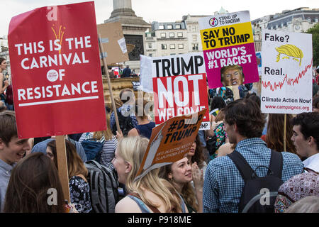 London, Großbritannien. 13. Juli 2018. Über 100.000 Menschen besuchen die Gemeinsam gegen Trumpf nationale Demonstration Kundgebung in Trafalgar Square aus Protest gegen den Besuch von US-Präsident Donald Trump. Auch an alle Veranstaltungsorte in Großbritannien besucht durch den US-Präsidenten und einem großen polizeioperation war an der richtigen Stelle an alle protestieren. Credit: Mark Kerrison/Alamy leben Nachrichten Stockfoto