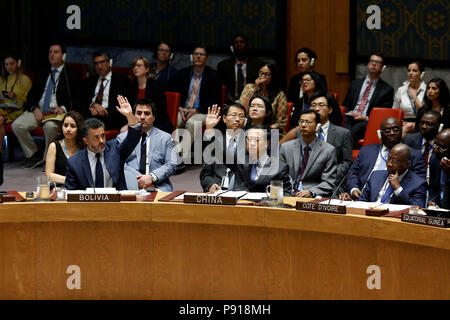 Vereinten Nationen, der UN-Sicherheitsrat am Freitag eine Resolution ein Waffenembargo über den Sudan Neben aktuellen Sanktionen zu verhängen. 31. Mai, 2019. Chinas Ständiger Vertreter bei den Vereinten Nationen Ma Zhaoxu (C, vorne) Stimmen auf eine Resolution des Sicherheitsrates ein Waffenembargo über den Sudan auf das UN-Hauptquartier in New York zu verhängen zu enthalten, am 13. Juli 2018. Der UN-Sicherheitsrat am Freitag eine Entschließung angenommen, ein Waffenembargo über den Sudan Neben aktuellen, Sanktionen zu verhängen, bis zum 31. Mai 2019. Credit: Li Muzi/Xinhua/Alamy leben Nachrichten Stockfoto