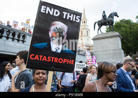 London, Großbritannien. 13. Juli 2018. Über 100.000 Menschen besuchen die Gemeinsam gegen Trumpf nationale Demonstration Kundgebung in Trafalgar Square aus Protest gegen den Besuch von US-Präsident Donald Trump. Auch an alle Veranstaltungsorte in Großbritannien besucht durch den US-Präsidenten und einem großen polizeioperation war an der richtigen Stelle an alle protestieren. Credit: Mark Kerrison/Alamy leben Nachrichten Stockfoto