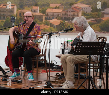 Oxfordshire, UK, 13. Juli 2018. Große Tew Oxfordshire Cornbury Festival... Albert Lee & Peter Asher durchführen auf der Kaffee Nero Bühne zu Beginn dieses Jahre Cornbury Festival... Credit: charlie Bryan/Alamy leben Nachrichten Stockfoto