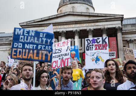 London, Großbritannien. 13. Juli 2018. Über 100.000 Menschen besuchen die Gemeinsam gegen Trumpf nationale Demonstration Kundgebung in Trafalgar Square aus Protest gegen den Besuch von US-Präsident Donald Trump. Auch an alle Veranstaltungsorte in Großbritannien besucht durch den US-Präsidenten und einem großen polizeioperation war an der richtigen Stelle an alle protestieren. Credit: Mark Kerrison/Alamy leben Nachrichten Stockfoto