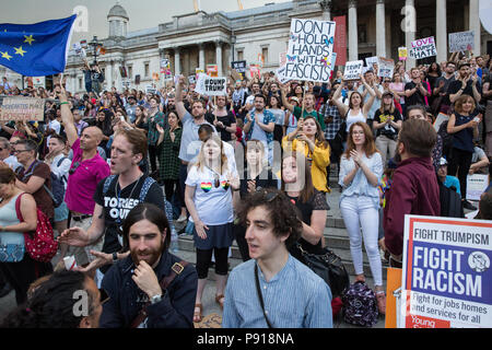 London, Großbritannien. 13. Juli 2018. Über 100.000 Menschen besuchen die Gemeinsam gegen Trumpf nationale Demonstration Kundgebung in Trafalgar Square aus Protest gegen den Besuch von US-Präsident Donald Trump. Auch an alle Veranstaltungsorte in Großbritannien besucht durch den US-Präsidenten und einem großen polizeioperation war an der richtigen Stelle an alle protestieren. Credit: Mark Kerrison/Alamy leben Nachrichten Stockfoto