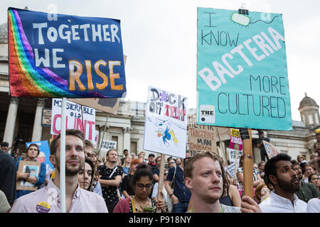 London, Großbritannien. 13. Juli 2018. Über 100.000 Menschen besuchen die Gemeinsam gegen Trumpf nationale Demonstration Kundgebung in Trafalgar Square aus Protest gegen den Besuch von US-Präsident Donald Trump. Auch an alle Veranstaltungsorte in Großbritannien besucht durch den US-Präsidenten und einem großen polizeioperation war an der richtigen Stelle an alle protestieren. Credit: Mark Kerrison/Alamy leben Nachrichten Stockfoto