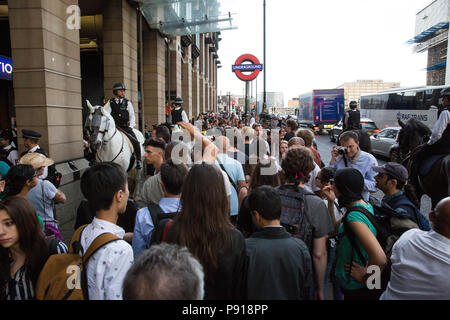 London, Großbritannien. 13. Juli 2018. Polizeieskorte rechts Anhänger von US-Präsident Donald Trump in Westminster U-Bahnhof nach der Gemeinsam gegen Trumpf nationale Demonstration aus Protest gegen den Besuch von Präsident Trumpf. Auch an alle Veranstaltungsorte in Großbritannien besucht durch den US-Präsidenten und einem großen polizeioperation war an der richtigen Stelle an alle protestieren. Credit: Mark Kerrison/Alamy leben Nachrichten Stockfoto