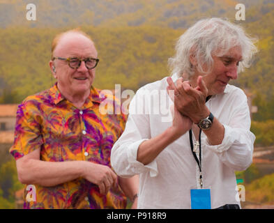 Oxfordshire, UK, 13. Juli 2018. Große Tew Oxfordshire Cornbury Festival... Albert Lee & Peter Asher durchführen auf der Kaffee Nero Bühne zu Beginn dieses Jahre Cornbury Festival... Credit: charlie Bryan/Alamy leben Nachrichten Stockfoto