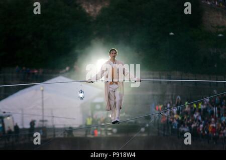 Sunderland, England, 13. Juli 2018. Chris Bullzini zu Fuß über den Fluss auf einer schrägen High Wire Verschleiß, Teil der Leistung Cirque des Bijou "portolan". Credit: Colin Edwards/Alamy Leben Nachrichten. Stockfoto