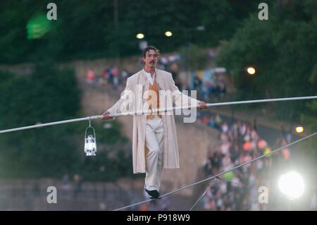 Sunderland, England, 13. Juli 2018. Chris Bullzini zu Fuß über den Fluss auf einer schrägen High Wire Verschleiß, Teil der Leistung Cirque des Bijou "portolan". Credit: Colin Edwards/Alamy Leben Nachrichten. Stockfoto