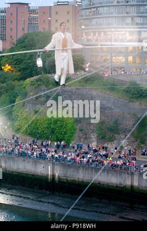 Sunderland, England, 13. Juli 2018. Chris Bullzini zu Fuß über den Fluss auf einer schrägen High Wire Verschleiß, Teil der Leistung Cirque des Bijou "portolan". Credit: Colin Edwards/Alamy Leben Nachrichten. Stockfoto