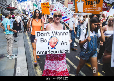 London, UK, 13. Juli 2018 - Tausende von Menschen gehen auf die Regent Street in London den Besuch von Donald Trump in Großbritannien zu protestieren, als er trifft Theresa May, 2018 Credit: Myles Wright/ZUMA Draht/Alamy leben Nachrichten Stockfoto