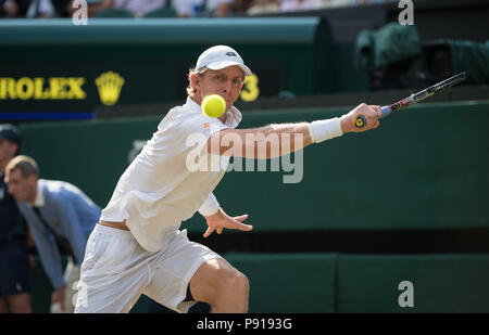 London, UK, 13. Juli 2018. Die Wimbledon Tennis Championships 2018 auf der All England Lawn Tennis und Croquet Club, London, England, UK statt. Kevin Anderson RSA) [8] vs John Isner (USA) [9] auf dem Center Court. Bild: - Kevin Anderson. Credit: Duncan Grove/Alamy leben Nachrichten Stockfoto