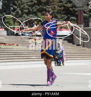 Calgary, Kanada. 13. Juli 2018. Frau übernimmt die ersten Nationen hoop Tanz in Fluor Seil Square, der Innenstadt von Calgary. Die Veranstaltung ist Teil der Calgary Stampede feiern. Rosanne Tackaberry/Alamy leben Nachrichten Stockfoto