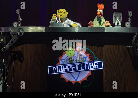 Die O2 Arena, UK. 13. Juli 2018, Dr. Bunsen Honeydew und Becher ein Segment form Muppet Labs an der Muppets durchführen nehmen Sie die O2, Halbinsel Square, London. © Jason Richardson/Alamy leben Nachrichten Stockfoto