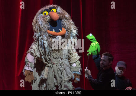 Die O2 Arena, UK. 13. Juli 2018, Kermit und sweetums an der Muppets nehmen Sie die O2, Halbinsel Square, London. © Jason Richardson/Alamy leben Nachrichten Stockfoto