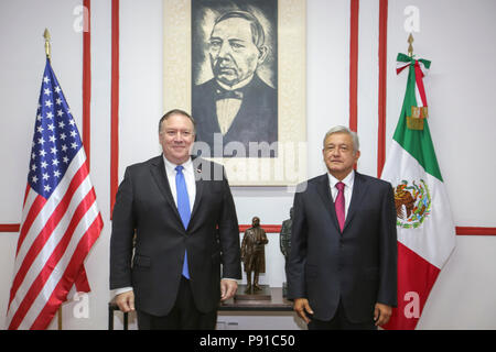 Mexiko City, Mexiko. 13. Juli 2018. Der mexikanische Präsident elect Andres Manuel Lopez Obrador (R) und US-Staatssekretär Mike Pompeo posieren für Fotos während ihrer Sitzung in Mexiko City, die Hauptstadt von Mexiko, am 13. Juli 2018. Credit: Str/Xinhua/Alamy leben Nachrichten Stockfoto