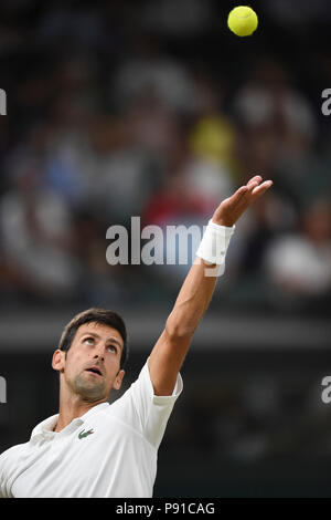 London, UK, 13. Juli 2018. (180714) - LONDON, 14. Juli 2018 (Xinhua) - Novak Djokovic aus Serbien serviert während der Männer singles im Halbfinale gegen Rafael Nadal aus Spanien an der Wimbledon Championships 2018 in London, Großbritannien, am 13. Juli 2018. Das Match war aufgrund der Zeit ausgesetzt. (Xinhua / Stephen Chung) Quelle: Xinhua/Alamy leben Nachrichten Stockfoto