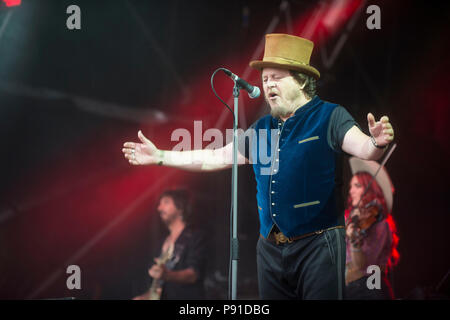 Oxfordshire, UK, 13. Juli 2018. Zucchero und seine Band im Jahr 2018 Cornbury Festival, tolle Tew, Oxfordshire foto Brian Jordan Credit: Cpuk/Alamy leben Nachrichten Stockfoto