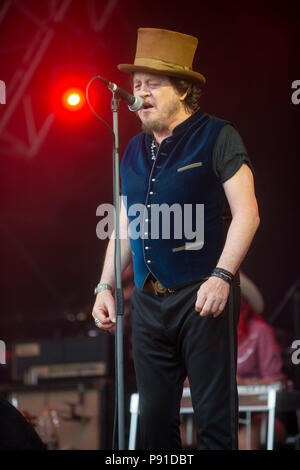 Oxfordshire, UK, 13. Juli 2018. Zucchero und seine Band im Jahr 2018 Cornbury Festival, tolle Tew, Oxfordshire foto Brian Jordan Credit: Cpuk/Alamy leben Nachrichten Stockfoto