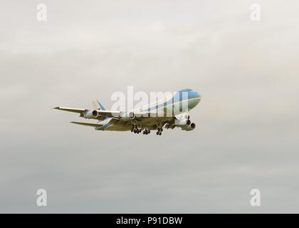 Glasgow, UK, 13. Juli 2018. Glasgow Prestwick, Schottland, Großbritannien. Vereinigten Staaten von Amerika der Präsident der Trumpf kommt in Schottland auf Airforce One während einer Reise in das Vereinigte Königreich Stockfoto