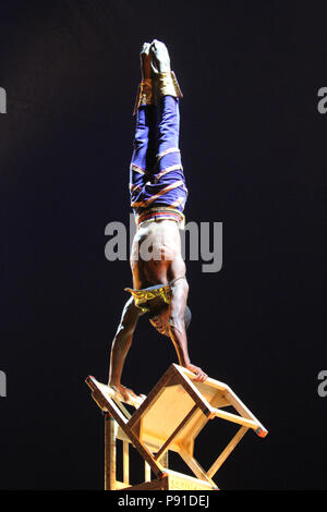 Cirque Afrika - Werribee Open Range Zoo - 14. Juli 2018 - Werribee Zoo-Werribee, Victoria-Australia - Cirque Afrika verfügt über einen weltweit renommierten afrikanischen Truppe bestehend aus 10 Künstlern und Akrobaten, Tänzer, Schlagzeuger und Musiker aus vier verschiedenen afrikanischen Ländern. Ursprünglich in Tansania gegründet, Cirque Afrika begann als U-akrobatischen Schule in Kinondoni, Dar es Salaam in 2003, aber seitdem die Heimat von vielen der wichtigsten akrobatische Afrikas Rechtsakte werden angebaut. Credit: Brett Keating/Alamy leben Nachrichten Stockfoto