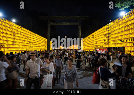 Tokio, Japan, 13. Juli 2018. Die Besucher gehen Vergangenheit Papierlaternen während des Mitama Matsuri Summer Festival im Yasukuni-schrein am 13. Juli Lit, 2018 in Tokio, Japan. Die 4-tägige traditionelle Festival findet während der Tokyo Bon Zeitraums im Juli zieht über 300.000 Besucher, entsprechend den Schrein. Juli 13, 2018 Credit: Nicolas Datiche/LBA/Alamy leben Nachrichten Stockfoto