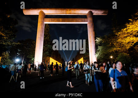 Tokio, Japan, 13. Juli 2018. Die Besucher gehen Vergangenheit Papierlaternen während des Mitama Matsuri Summer Festival im Yasukuni-schrein am 13. Juli Lit, 2018 in Tokio, Japan. Die 4-tägige traditionelle Festival findet während der Tokyo Bon Zeitraums im Juli zieht über 300.000 Besucher, entsprechend den Schrein. Juli 13, 2018 Credit: Nicolas Datiche/LBA/Alamy leben Nachrichten Stockfoto