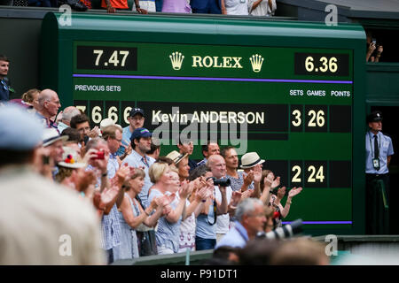 London, England. Kevin Anderson hat das Match mit der Kerbe von 7-6, 6-7, 6-7, 6-4, 26-24 gewonnen. 13. Juli 2018. Kevin Anderson (RSA) Tennis: Der Anzeiger zeigen das Ergebnis der Herren Einzel Halbfinale zwischen Kevin Anderson aus Südafrika und John Isner der Vereinigten Staaten während der Wimbledon Lawn Tennis Meisterschaften bei den All England Lawn Tennis und Croquet Club in London, England. Kevin Anderson hat das Match mit der Kerbe von 7-6, 6-7, 6-7, 6-4, 26-24 gewonnen. Quelle: LBA/Alamy leben Nachrichten Stockfoto