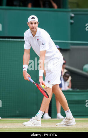 London, Großbritannien. 13. Juli 2018. John Isner (USA) Tennis: John Isner der Vereinigten Staaten während der Herren Einzel Halbfinale von Wimbledon Lawn Tennis Championships gegen Kevin Anderson aus Südafrika bei den All England Lawn Tennis und Croquet Club in London, England. Quelle: LBA/Alamy leben Nachrichten Stockfoto