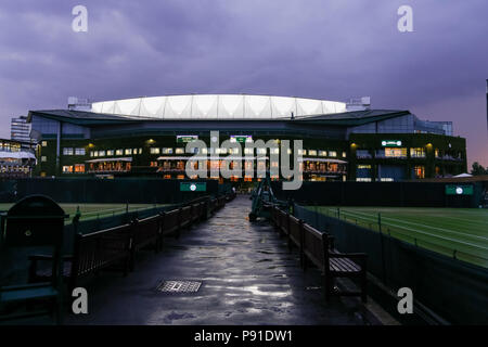 London, Großbritannien. 13. Juli 2018. Centre Court Tennis: Eine allgemeine Ansicht des Center Court während der Wimbledon Lawn Tennis Meisterschaften bei den All England Lawn Tennis und Croquet Club in London, England. Quelle: LBA/Alamy leben Nachrichten Stockfoto