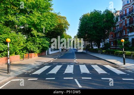 Abbey Road, London, UK. 14. Juli 2018. UK Wetter. Der Zebrastreifen, berühmt durch die Beatles auf der Abbey Road in London an einem warmen, sonnigen Morgen. Foto: Graham Jagd-/Alamy leben Nachrichten