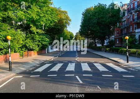 Abbey Road, London, UK. 14. Juli 2018. UK Wetter. Der Zebrastreifen, berühmt durch die Beatles auf der Abbey Road in London an einem warmen, sonnigen Morgen. Foto: Graham Jagd-/Alamy leben Nachrichten