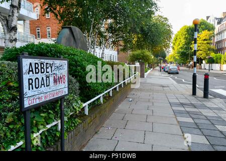 Abbey Road, London, UK. 14. Juli 2018. UK Wetter. Abbey Road Street in London an einem warmen, sonnigen Morgen. Foto: Graham Jagd-/Alamy leben Nachrichten