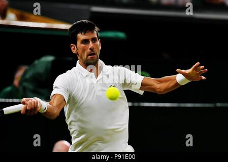 (180714) - LONDON, 14. Juli 2018 (Xinhua) - Novak Djokovic aus Serbien trifft eine Rückkehr während der Männer singles im Halbfinale gegen Rafael Nadal aus Spanien an der Wimbledon Championships 2018 in London, Großbritannien, am 13. Juli 2018. Das Match war aufgrund der Zeit ausgesetzt. (Xinhua / Guo Qiuda) Stockfoto