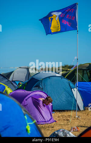 Suffolk, Großbritannien, 13. Juli 2018. Am frühen Morgen im Campingplatz - Die 2018 Latitude Festival, henham Park. Suffolk vom 14. Juli 2018 Credit: Guy Bell/Alamy leben Nachrichten Stockfoto