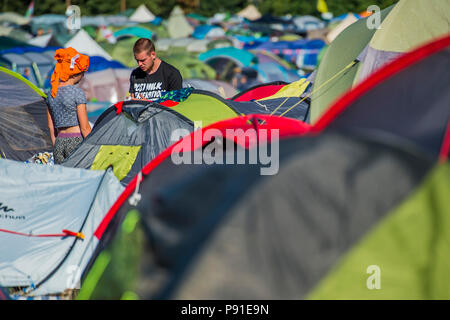 Suffolk, Großbritannien, 13. Juli 2018. Am frühen Morgen im Campingplatz - Die 2018 Latitude Festival, henham Park. Suffolk vom 14. Juli 2018 Credit: Guy Bell/Alamy leben Nachrichten Stockfoto