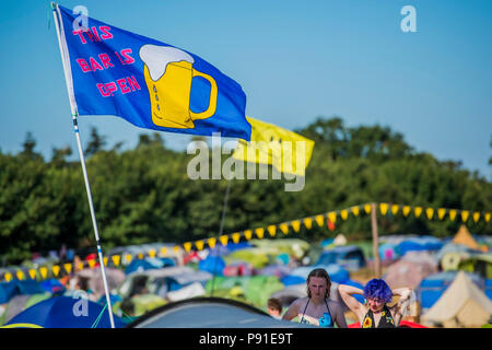 Suffolk, Großbritannien, 13. Juli 2018. Am frühen Morgen im Campingplatz - Die 2018 Latitude Festival, henham Park. Suffolk vom 14. Juli 2018 Credit: Guy Bell/Alamy leben Nachrichten Stockfoto