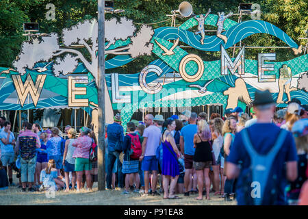 Suffolk, Großbritannien, 13. Juli 2018. Die Warteschlange in der arean Formen zu früh wie Danny Boyle hat für Extras für seinen neuesten Film - Die 2018 Latitude Festival, henham Park gestellt bekommen. Suffolk vom 14. Juli 2018 Credit: Guy Bell/Alamy leben Nachrichten Stockfoto