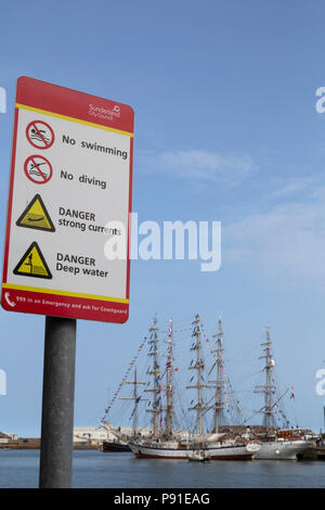 Sunderland, Großbritannien, 13. Juli 2018. Zeichen verbietet, Schwimmen und Tauchen auf dem Fluss in Sunderland, England tragen. Die 2018 Tall Ships Race beginnt in Sunderland. Credit: Stuart Forster/Alamy leben Nachrichten Stockfoto