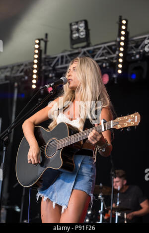 Große Tew, Oxfordshire, UK, 13. Juli 2018. Die Adelaides live am 2018 Cornbury Festival, tolle Tew, Oxfordshire Credit: John lambeth/Alamy leben Nachrichten Stockfoto